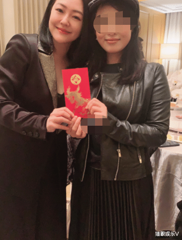 小S|小S夫妇参加公司年会，现场都是送奢侈品，还大方贴5万送员工