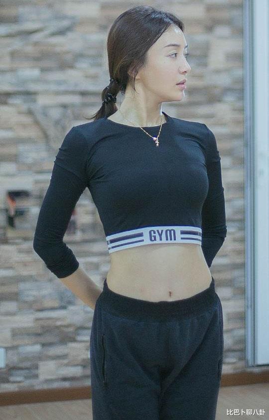 秦岚|秦岚穿露脐装秀舞姿，扎马尾辫造型甜美，素颜出镜状态不输00后