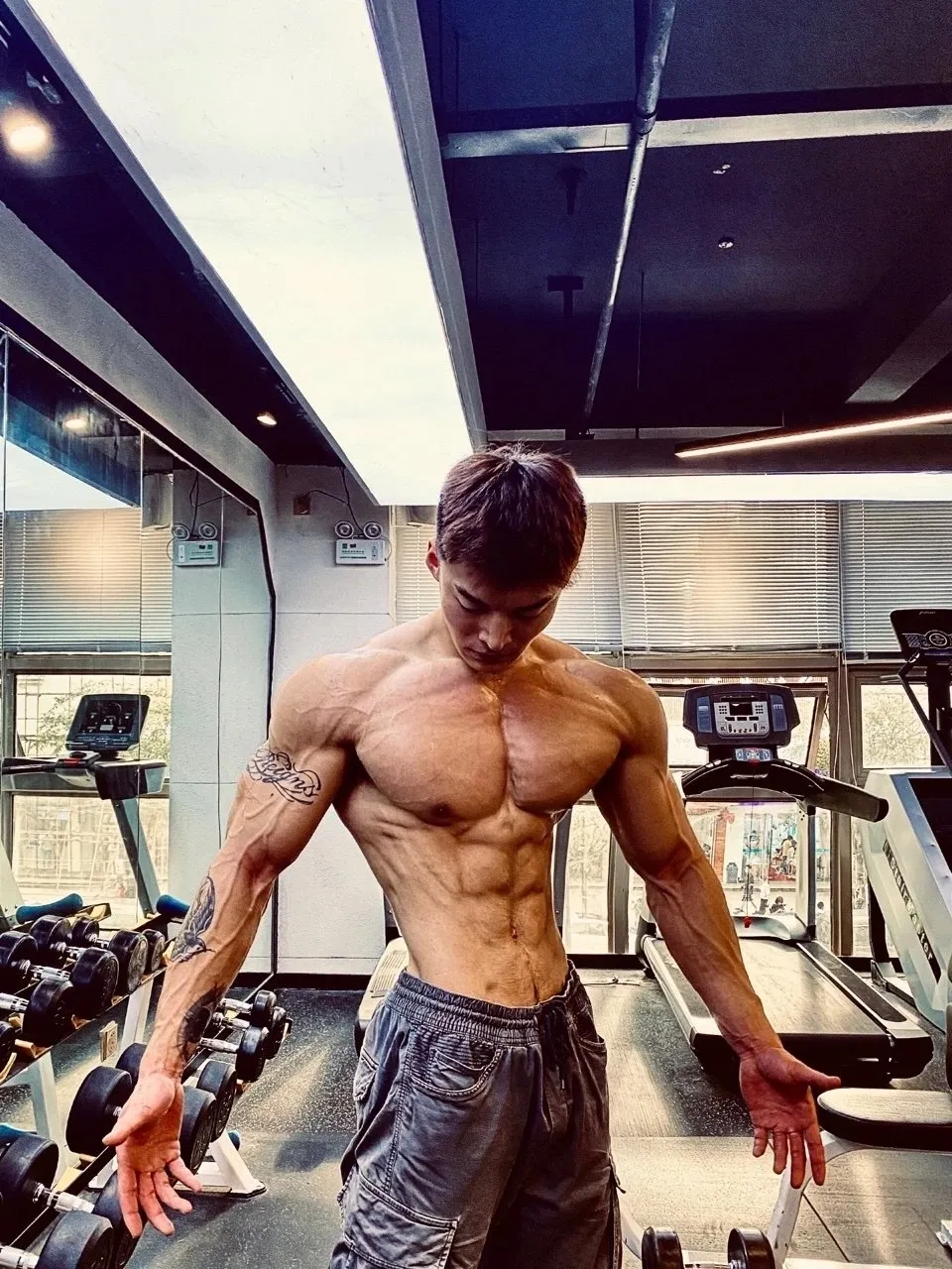 松山芭蕾舞团|酷似林更新的185肌肉私教被抓拍，没想到他的沙滩照更好看