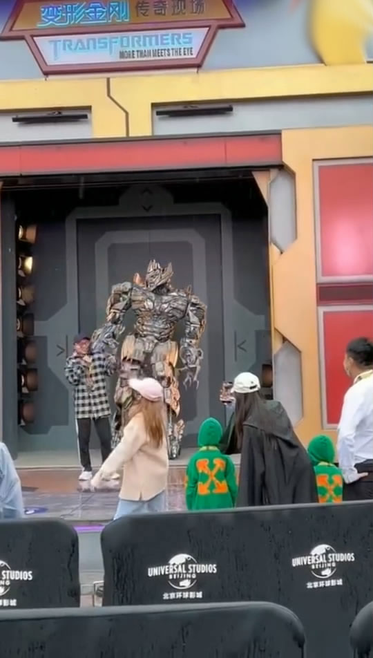 Angelababy|网友偶遇黄晓明baby带儿子到乐园，四岁小海绵连拍照都不敢摘口罩