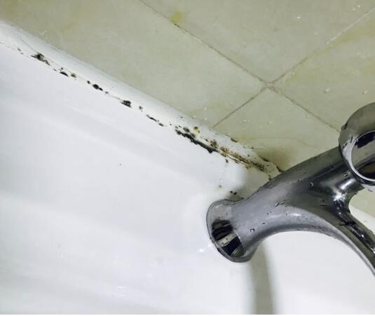 卫生间的玻璃胶,用久发霉太恶心!只用了这个法子,缝隙立马干净