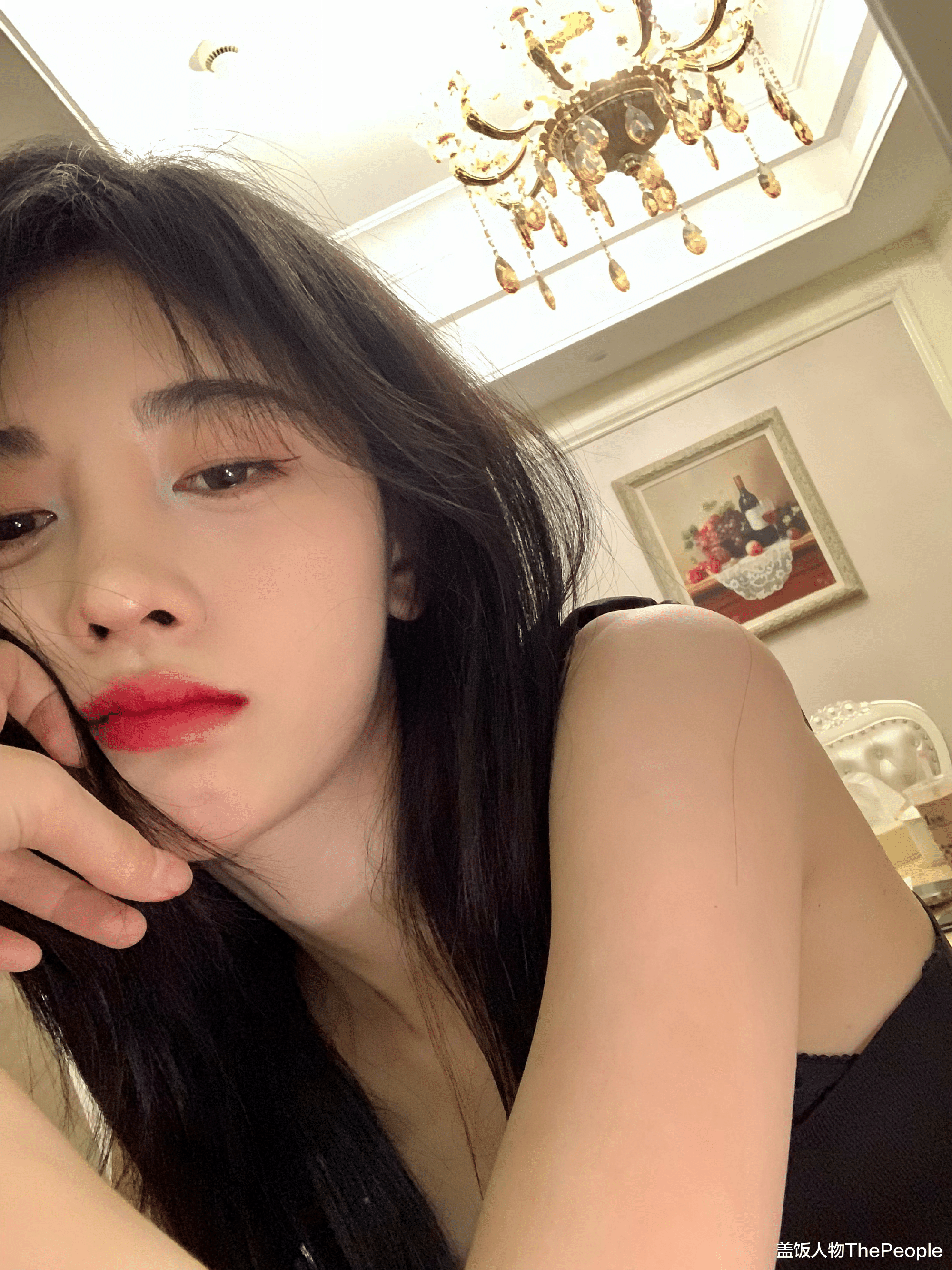 鞠婧祎|被“矮”耽误的女星们，有人坐着因腿短挨不着地，有人踩纸箱拍戏