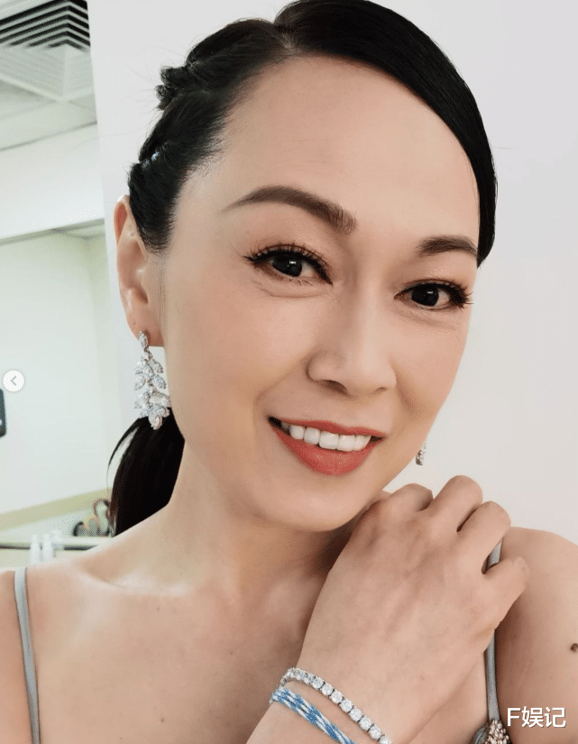 明星素颜|TVB女艺人生日素颜与饼印儿子庆祝 《爱回家》一众艺人为其庆生