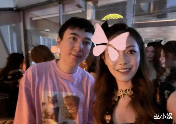 王思聪|王思聪参加活动？与网红合照显呆萌，站C位被美女包围