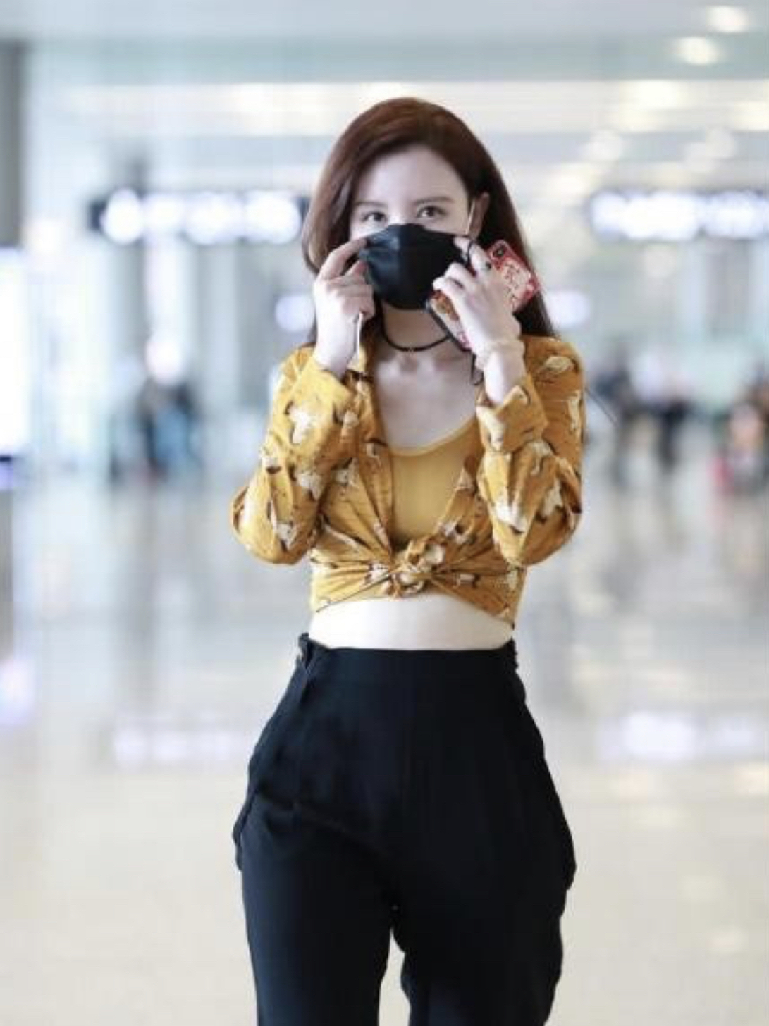 潮帮先生|张萌挺会赶潮流,走机场玩“内衣外穿”博眼球,老板娘真是洋气人