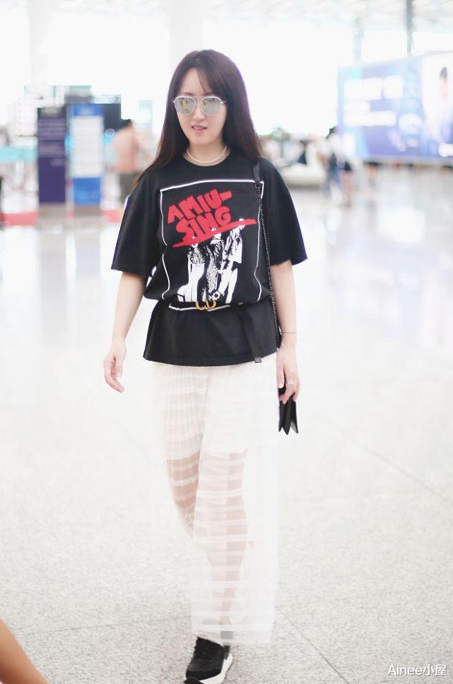 Ainee小屋|杨钰莹的清纯是穿出来的，黑白搭配挺讲究，嫩得自然又真实