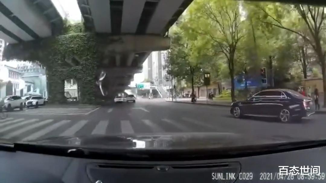 百态世间 成都路虎车主撞倒交警后驾车逃逸，正义奥迪车主加速追赶将其截停