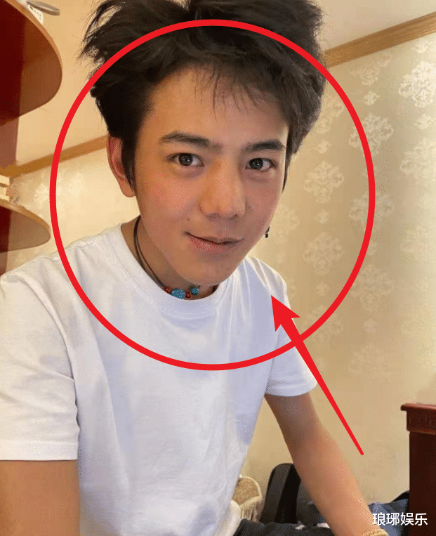 西湖|丁真在西湖被偶遇，在路人视角下，19岁真人颜值如何很显然