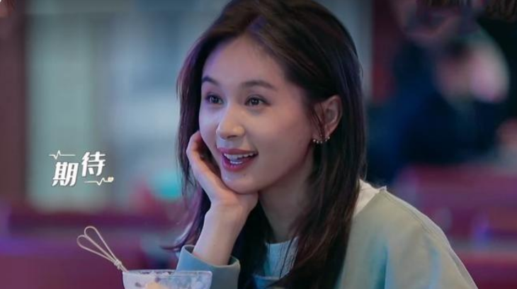 王子文|小花吴倩被拍到带孩子吃饭,现在明星们都流行突然有个孩子吗?