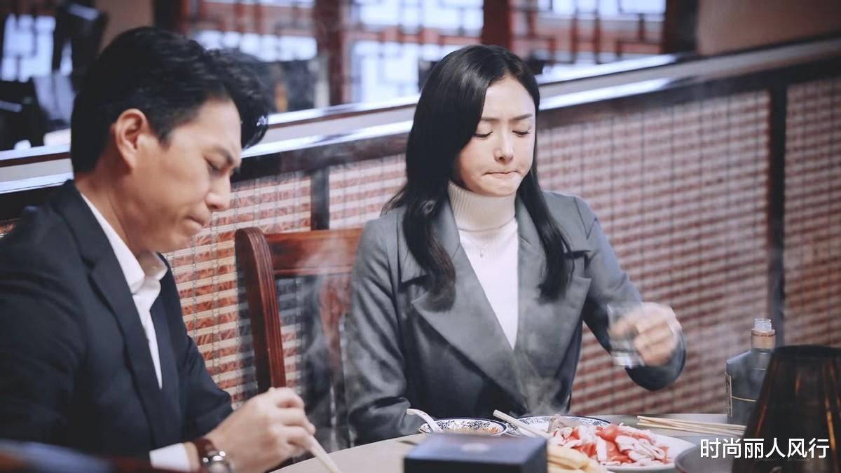 时尚丽人风行 秦岚新剧大爆火！穿职场装美过刘涛袁泉，刚一开播就靠穿搭赢了