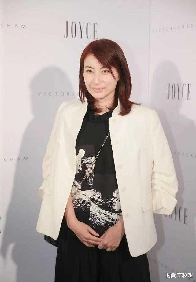 时尚美妆妞 郭晶晶越简单越高级，穿黑色连衣裙配白西装，豪门阔太里罕见
