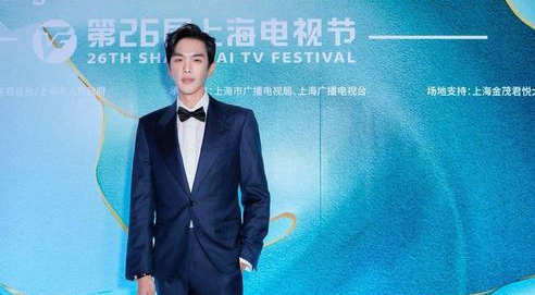 张若昀|张若昀新戏杀青照曝光,为角色瘦成了另一个人,大家能认出来吗?