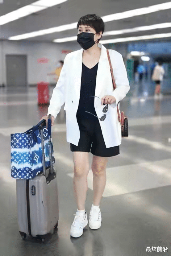 最炫前沿|张凯丽真没把自己当成50多岁的人!竟敢穿制服,不过西装更适合她
