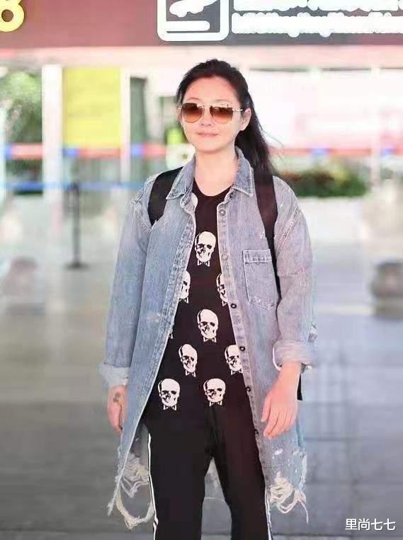 牛仔|大S罕见走机场,牛仔配马尾遮不住阿姨感,腰身圆润脸真圆