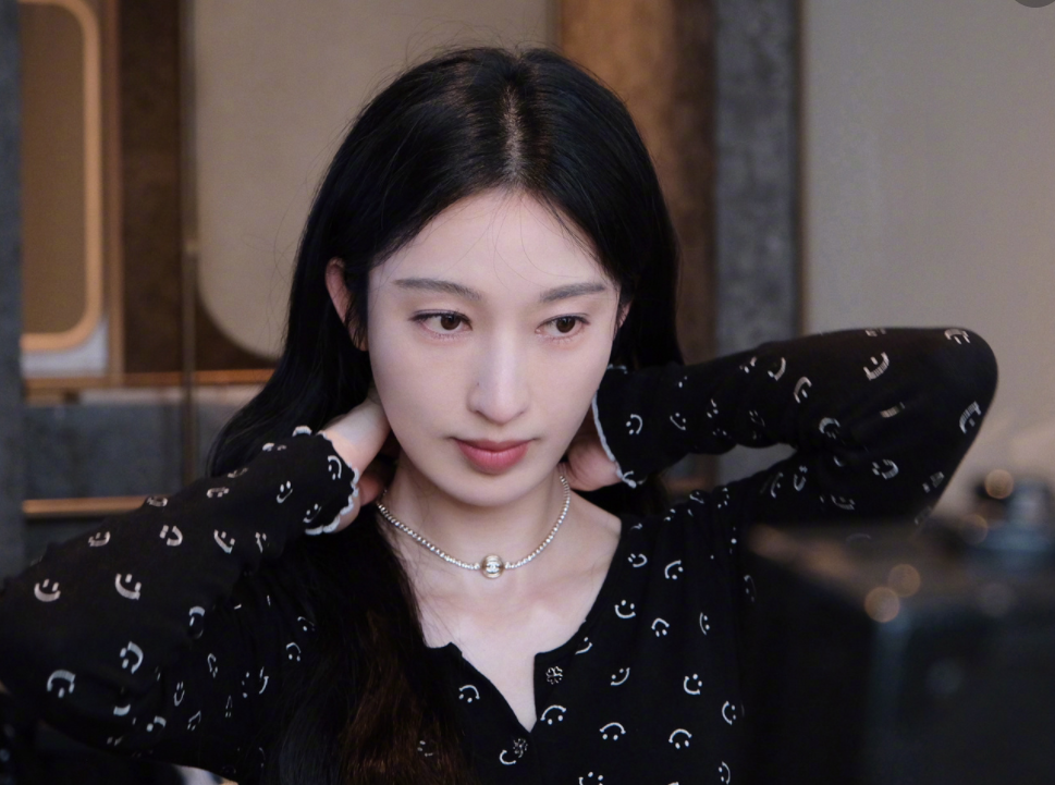 张俪|张俪穿露腰短衬拍靓照，在线招聘御用文案，网友开价年薪20万！