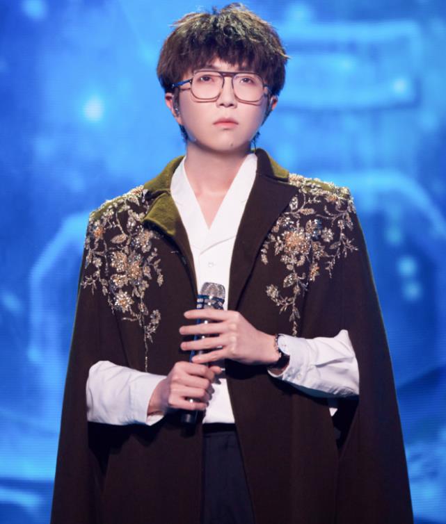 |毛不易减肥后如“整容”,瘦出尖下巴撞脸华晨宇,实力与颜值并存