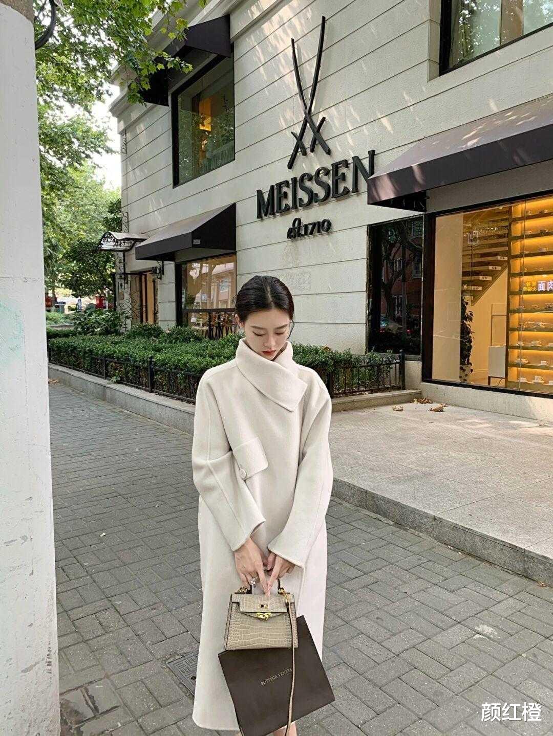 颜红橙 冬季穿搭没思路?看看这些洋气又高级的“大衣”穿法,百搭又实用