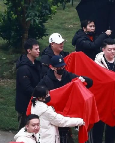 白敬亭|白敬亭新剧开机，女主虽扮相甜美，但网友觉得她更合适？