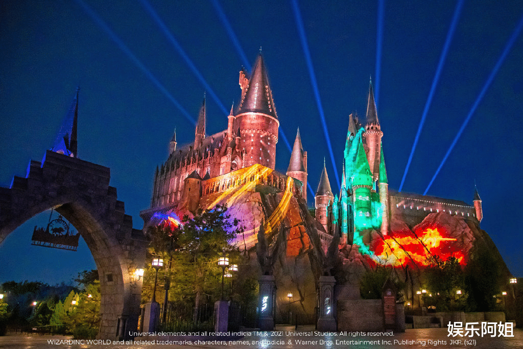 佟丽娅|北京环球影城成了新晋追星地！佟丽娅、刘昊然齐打卡，好低调亲民