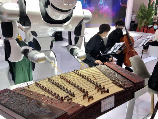 长江日报 关注消博会   湖北消费品“旗舰”向全球展示