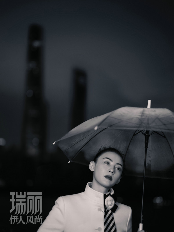 张柏芝|张柏芝《瑞丽伊人风尚》十月刊封面大片 高楼林宇中演绎都市摩登