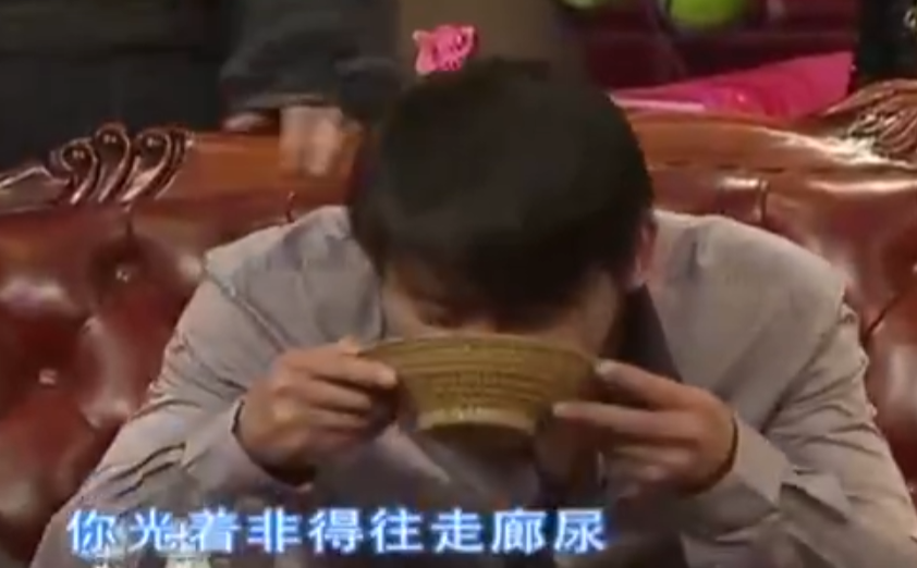 景岗山|54岁景岗山疑似发酒疯？对镜头扮丑大声叫喊，眼神迷离牙齿发黄