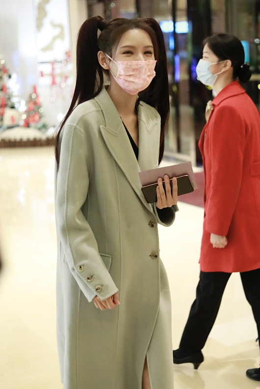 大衣 30岁的张予曦咋还这么可爱，穿大衣配双马尾，发量“惊人”好羡慕