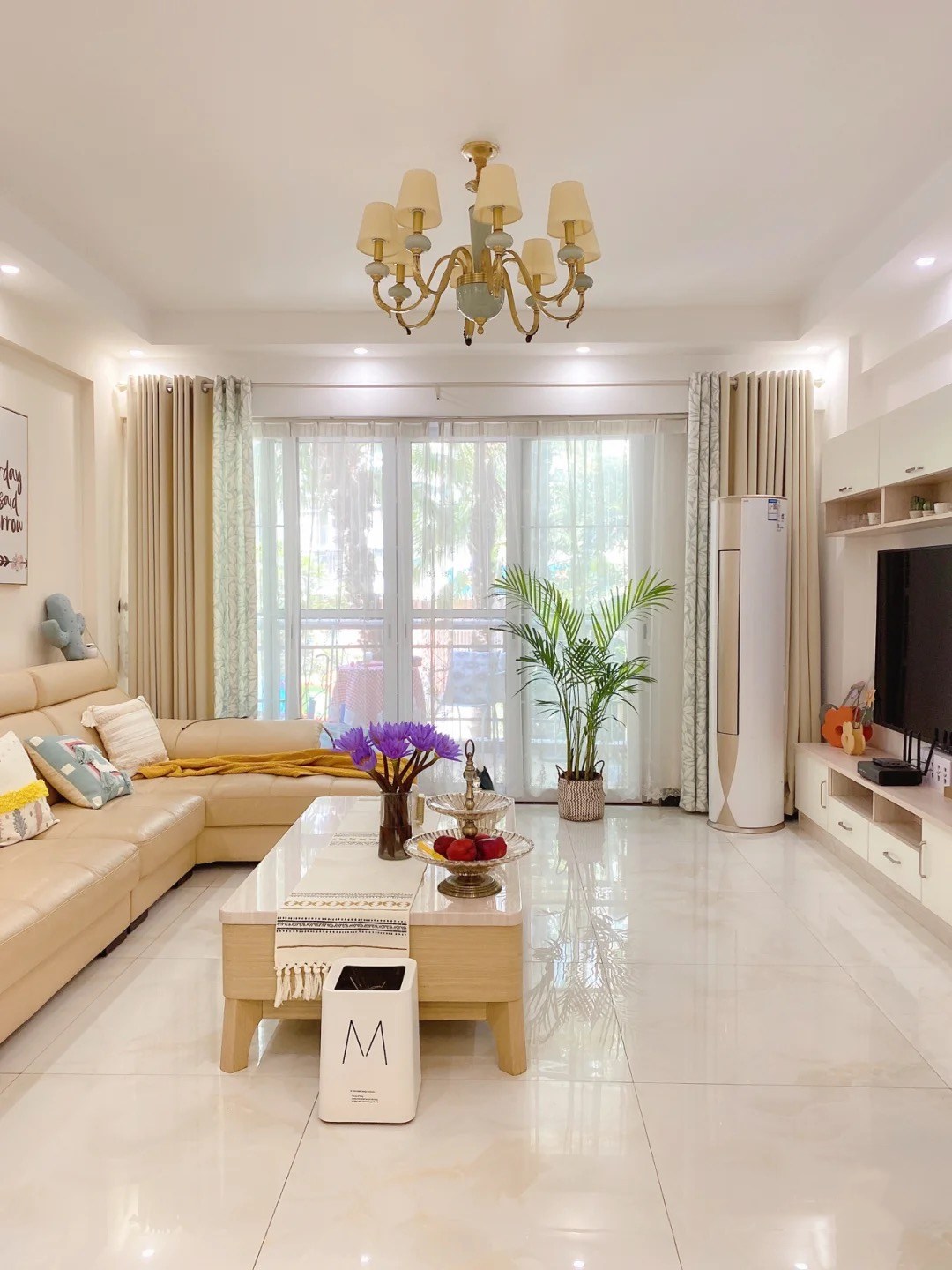 |她家85平米，家居氛围太温暖人心了，餐厅做个小抬高，真有个性