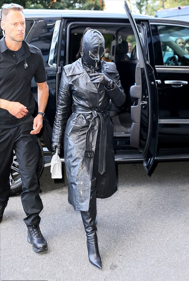 金卡戴珊新造型太拉風啦！一身黑色皮衣，還戴著黑色皮面具太酷瞭-圖4