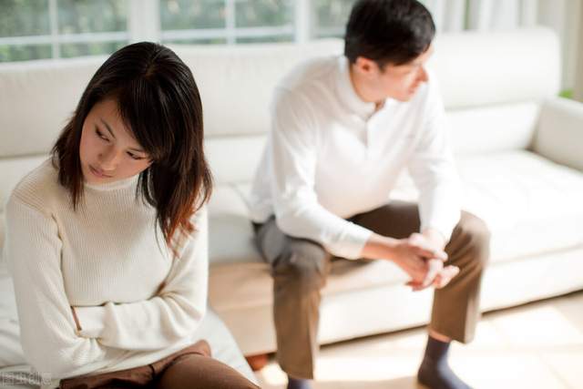 文说情感|妻子偷偷处男闺蜜，丈夫发现当即要求离婚，妻子：只是好朋友！
