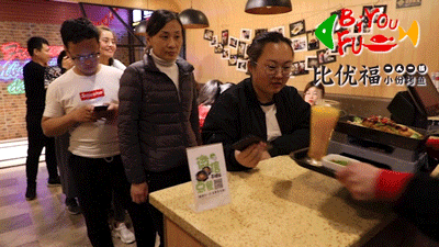 |任性大爷不听劝，开着兰博基尼去小清河钓鱼给老伴做汤 。网友：这老头坏的很