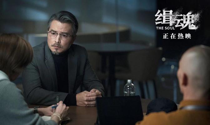方脸妹说时尚|李铭顺坐镇新剧发布会，穿西装严肃没笑容，50岁头发花白快认不出