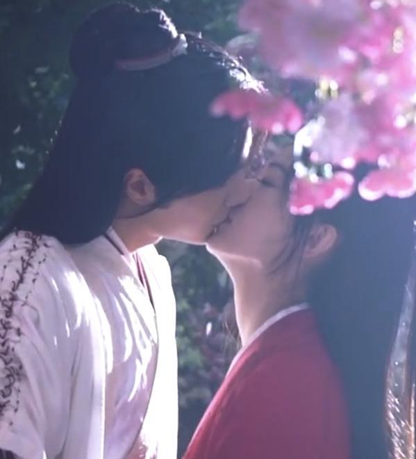 赵丽颖|王一博赵丽颖片场拍吻戏，镜头放大10倍，看清两人唇部动作：懵了