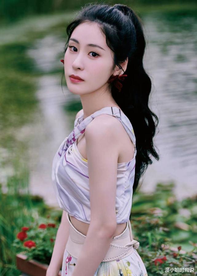 连衣裙 马尾辫搭配连衣裙真的好美，张碧晨这一次造型减龄又少女风