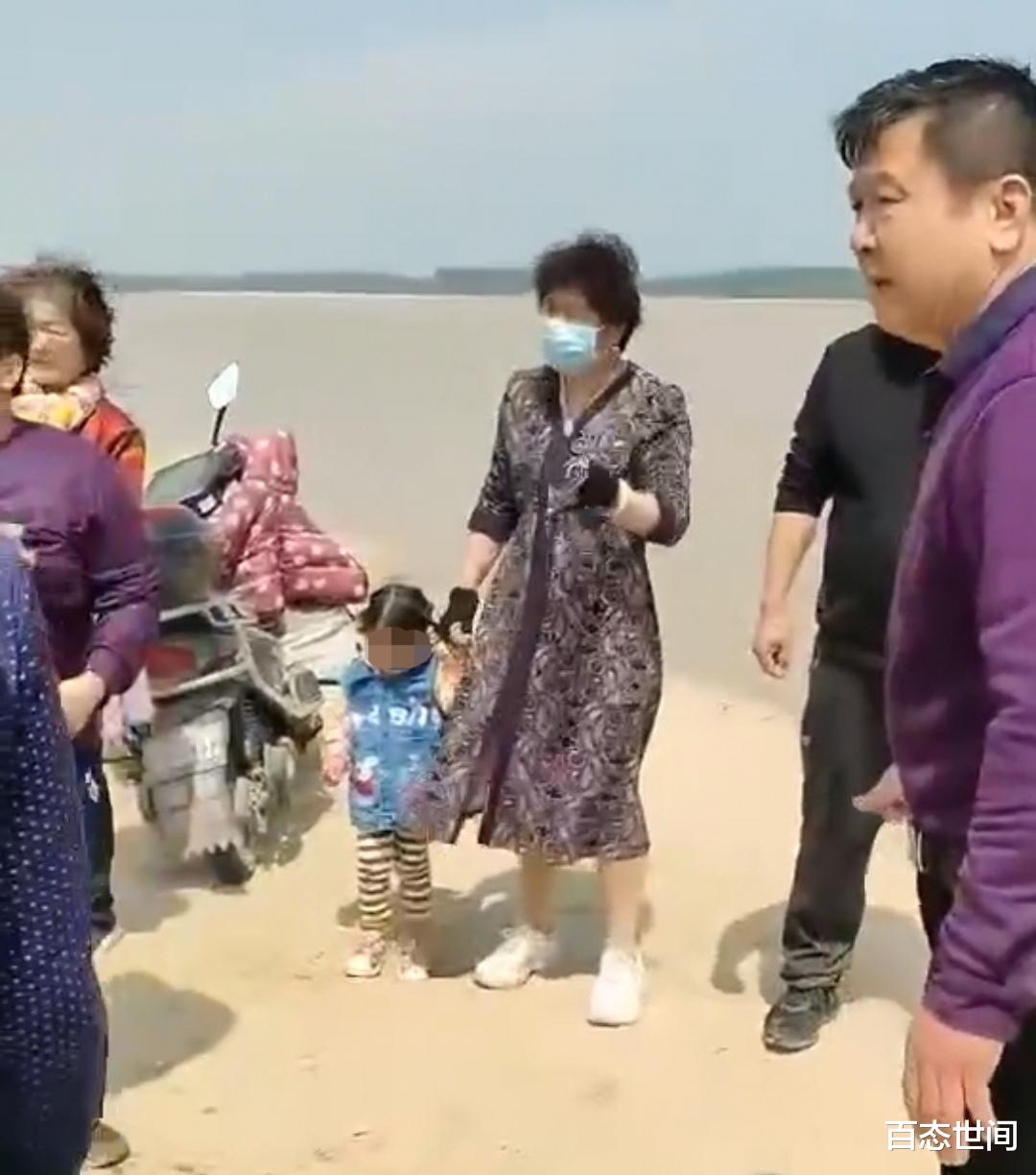 百态世间 济南女子不慎坠入黄河,热心群众合力营救,女子先后4次下跪感谢