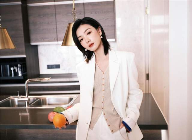 万茜|万茜罕晒4岁女儿生日照，穿衣风格酷似妈妈，摄影师老公再次上线