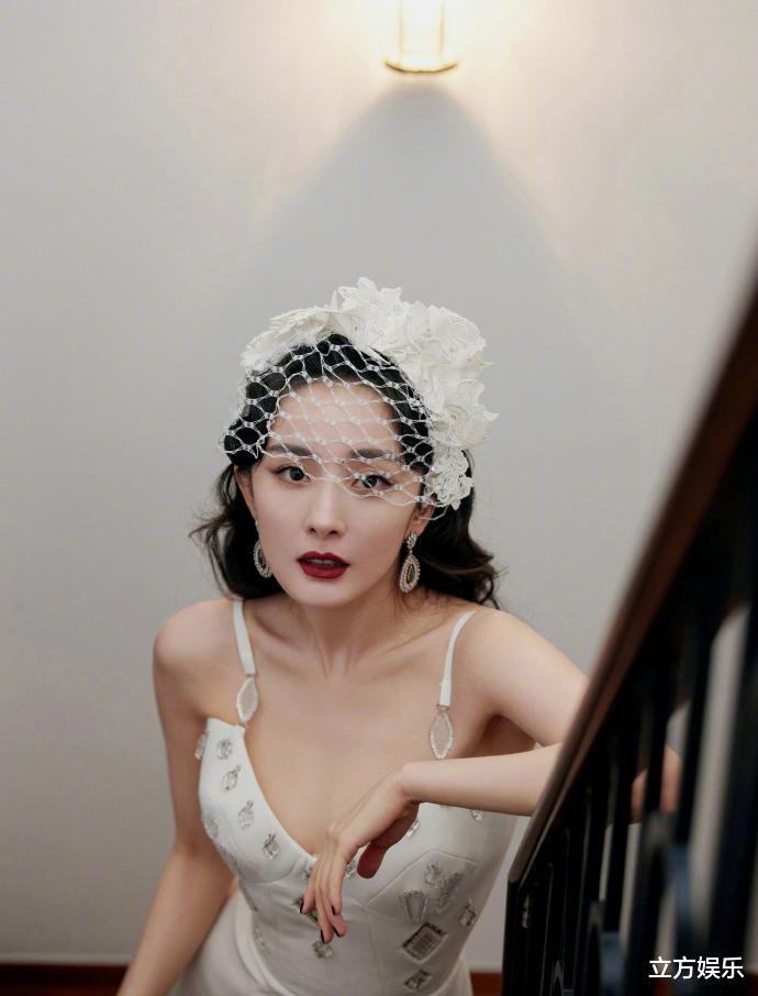 杨幂|时尚红毯女星云集：何穗深V开到肚脐眼，杨幂杨笠靠腿吸引眼球