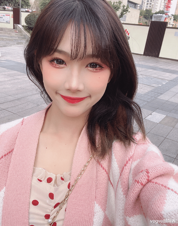 钟婷|路人镜头中的网红，钟婷颜值高，紫然长得高，蔡萝莉像假洋娃娃