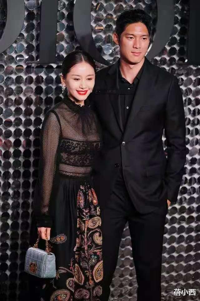 蓓小西 王子文化身为大女人，穿透明上衣配印花半裙，性感撩人又不失气场