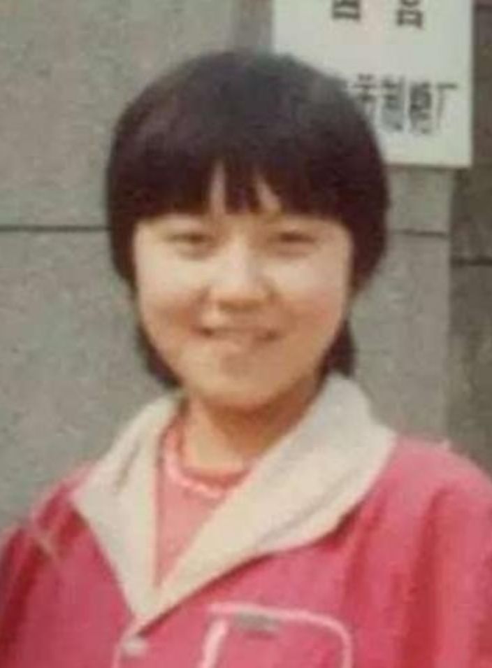 写真|“风情女人”闫妮：离婚后三次“吃嫩草”，当了17年的单亲妈妈