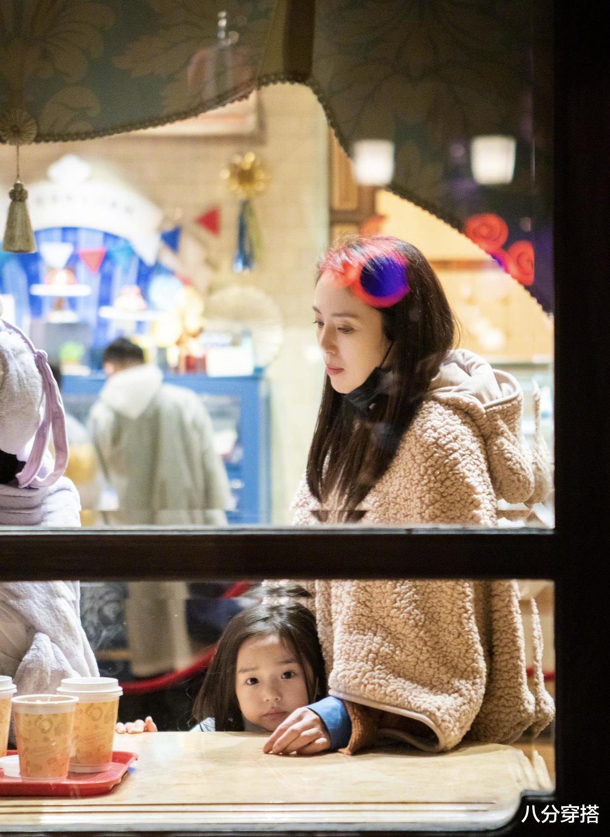 八分穿搭 董璇穿黑色修身连衣裙,蕾丝与丝绒交叠优雅精致,盘发造型更高贵