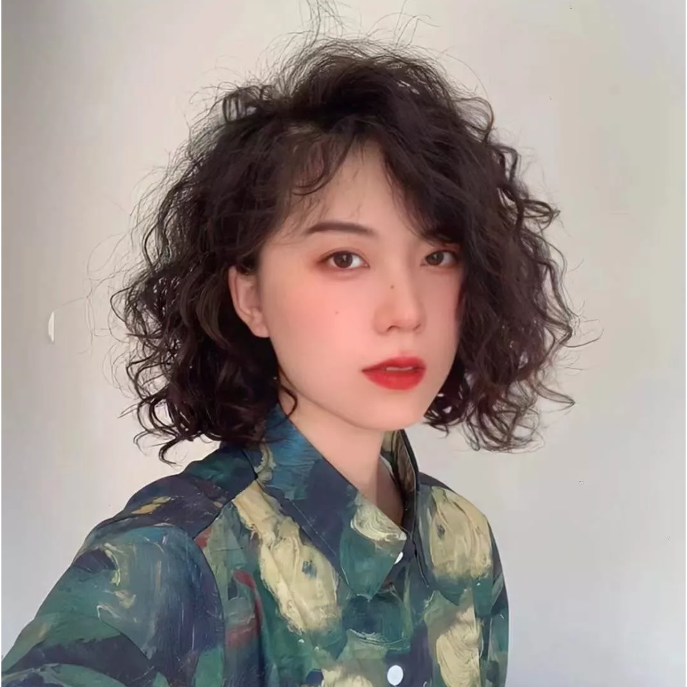 发型 今年全头烫发太火了，年轻人烫洋气，中年人烫时髦，老年人烫减龄