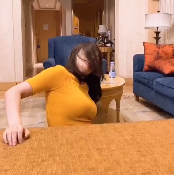明星|徐冬冬意外从沙发上摔下！表情痛苦疼到大声尖叫，旁人忍不住哄笑