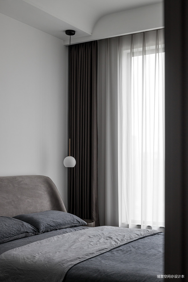 衣帽间|木百叶将阳光处理的包含节奏感,塑造出变化丰富的光韵和质感。