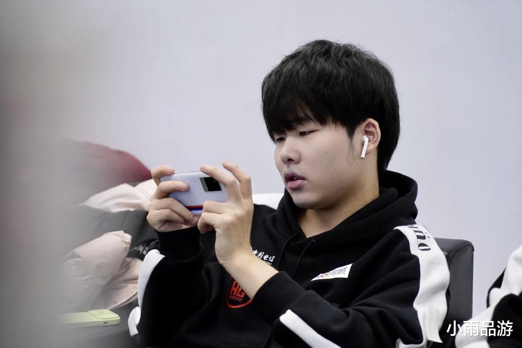 ag战队|AG新赛季阵容有变,挂牌三人,初晨仍是首发打野,极光给一诺替补