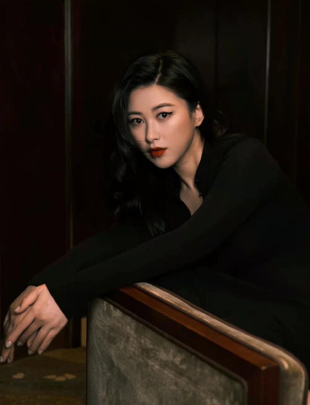 洗面奶|名媛朱珠身材比产前还性感！穿深v裙出席活动成焦点，女人味爆棚