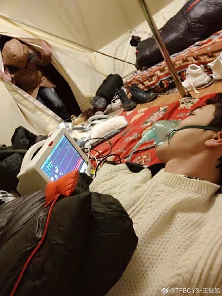 田雨|王俊凯新综艺素颜出镜，脸部黝黑衣品土气，网友：丑到劝退