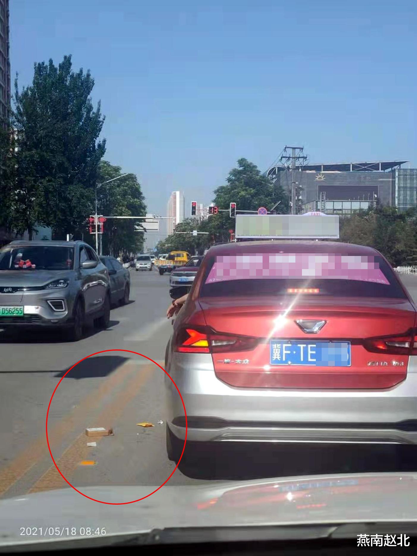 燕南赵北 保定街头渣土车“边走边拉”被吐槽,还有乱扔垃圾的出租车