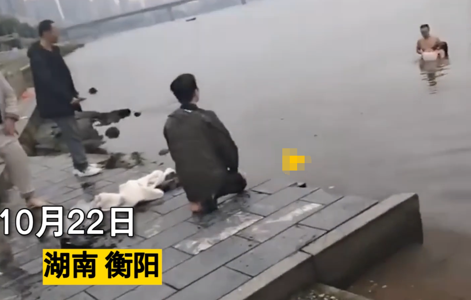 湖南女子和男友吵架跳江轻生冬泳大爷施救,被救后态度令人寒心