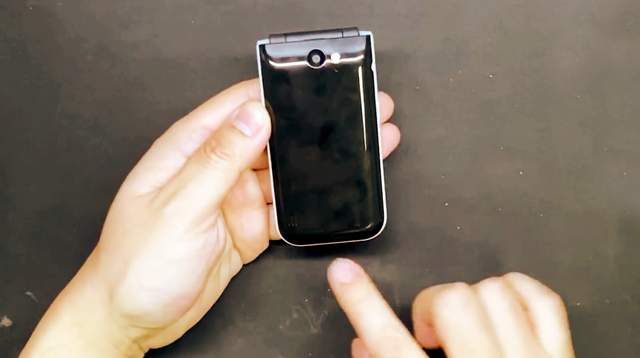 诺基亚|砸核桃的情怀回归了，体验诺基亚这款翻盖手机，续航28天是亮点